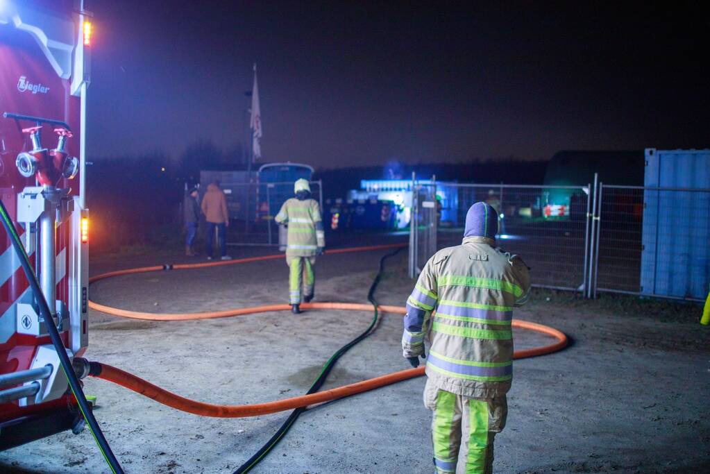 Bouwcontainer in brand gestoken