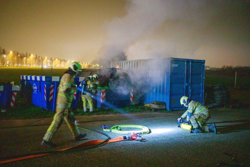 Bouwcontainer in brand gestoken