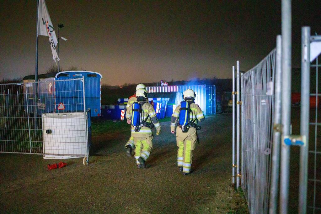 Bouwcontainer in brand gestoken