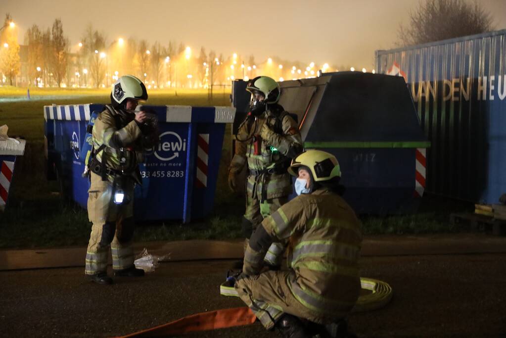 Bouwcontainer in brand gestoken