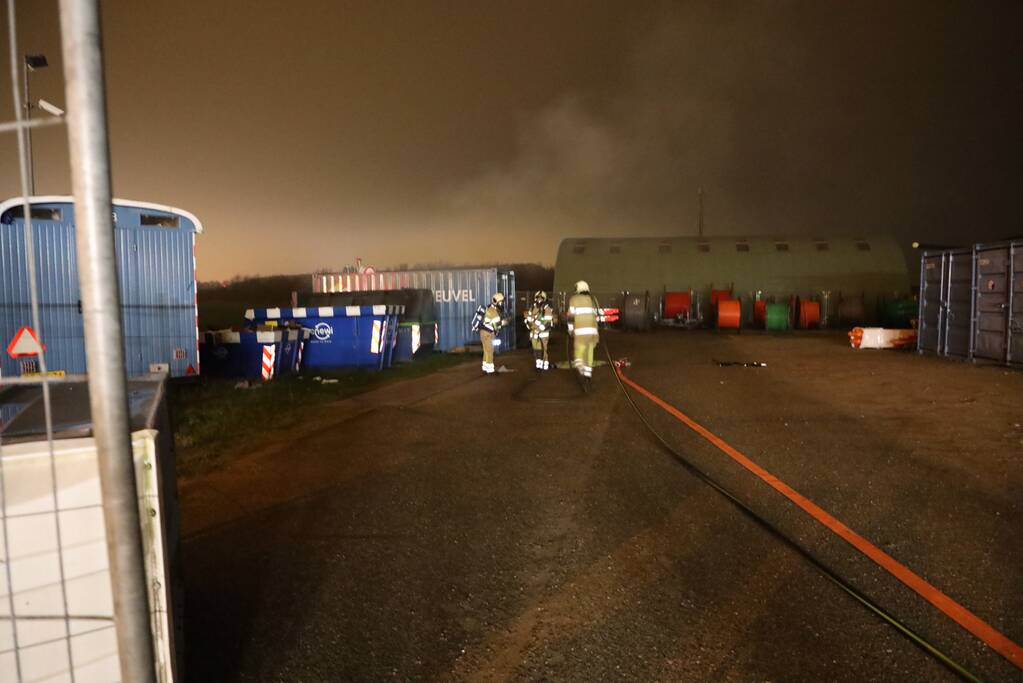 Bouwcontainer in brand gestoken