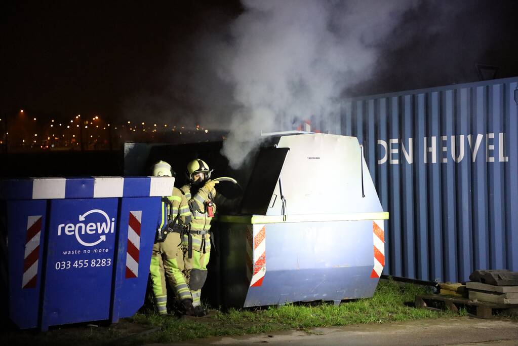 Bouwcontainer in brand gestoken