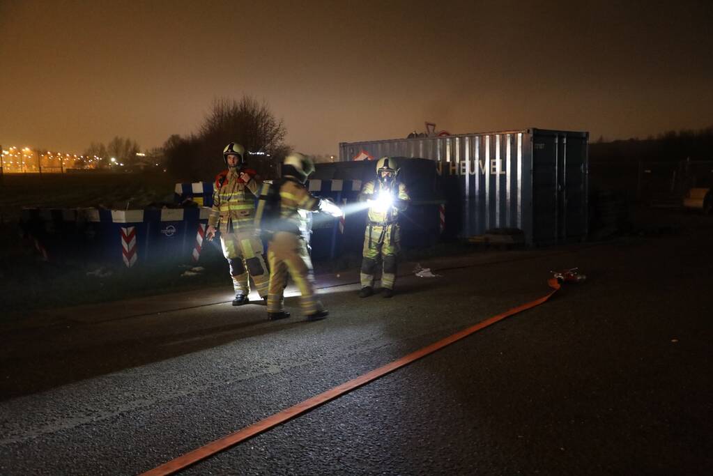 Bouwcontainer in brand gestoken