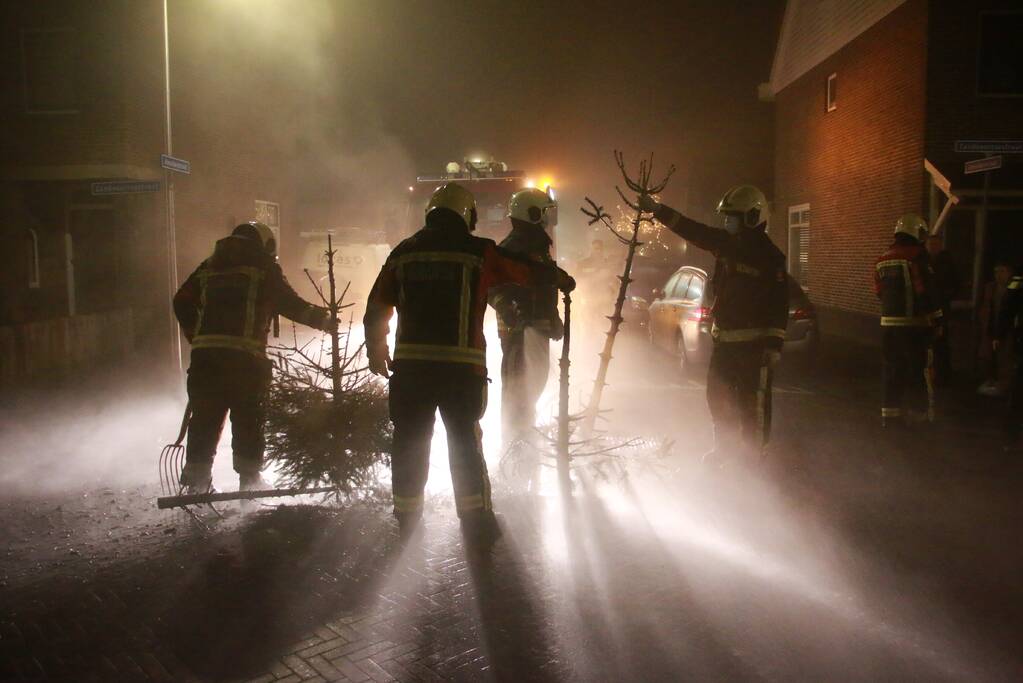 Kerstbomen in brand op kruising