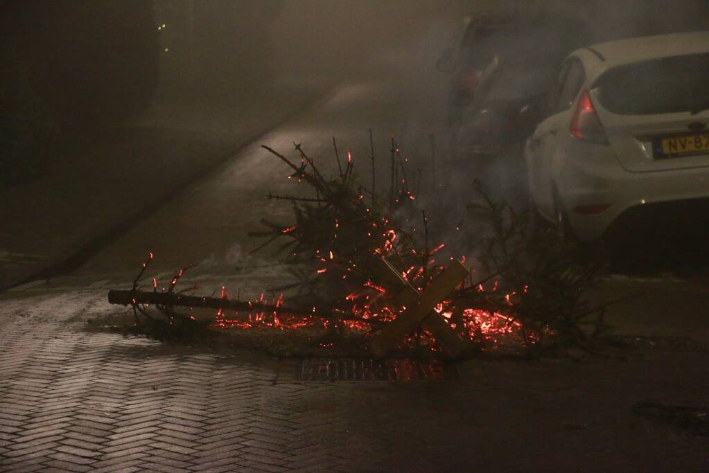 Kerstbomen in brand op kruising