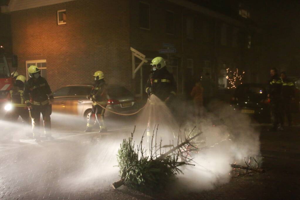 Kerstbomen in brand op kruising