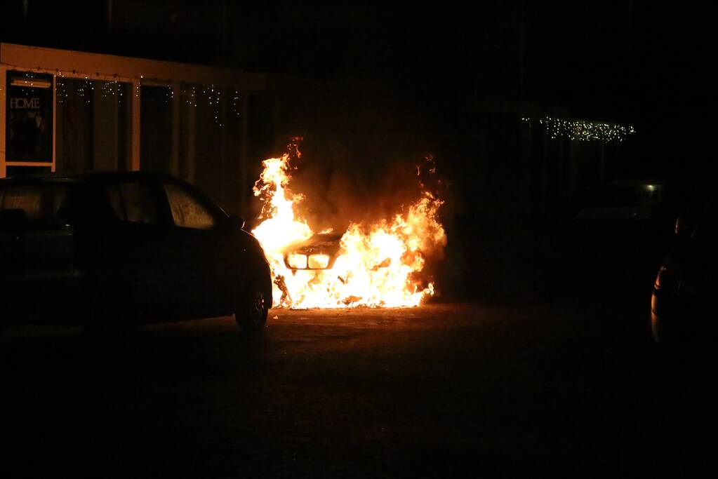 Auto vliegt in brand na harde knal