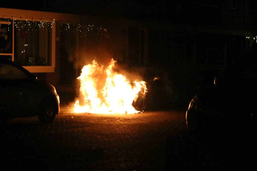 Auto vliegt in brand na harde knal