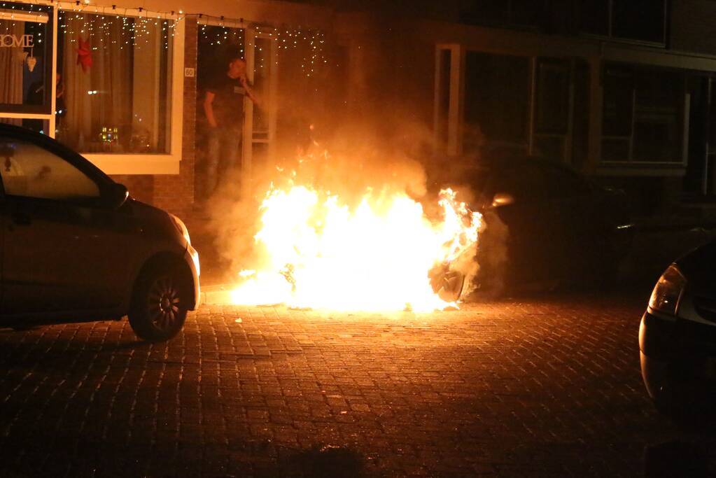 Auto vliegt in brand na harde knal