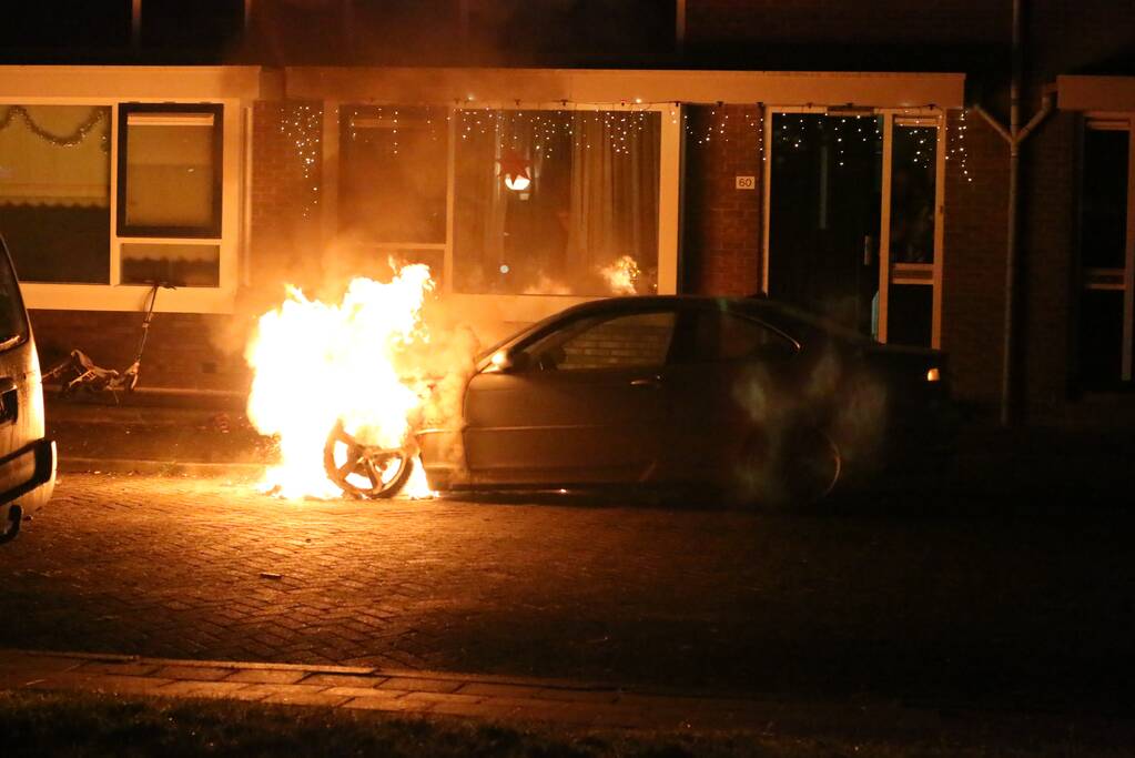 Auto vliegt in brand na harde knal