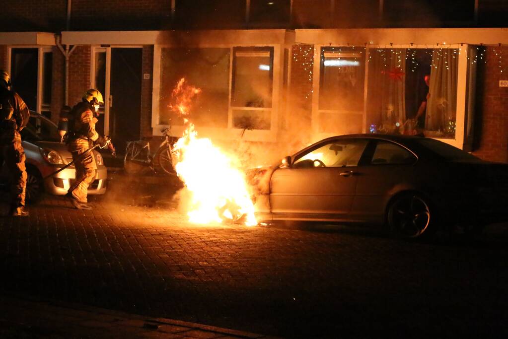 Auto vliegt in brand na harde knal