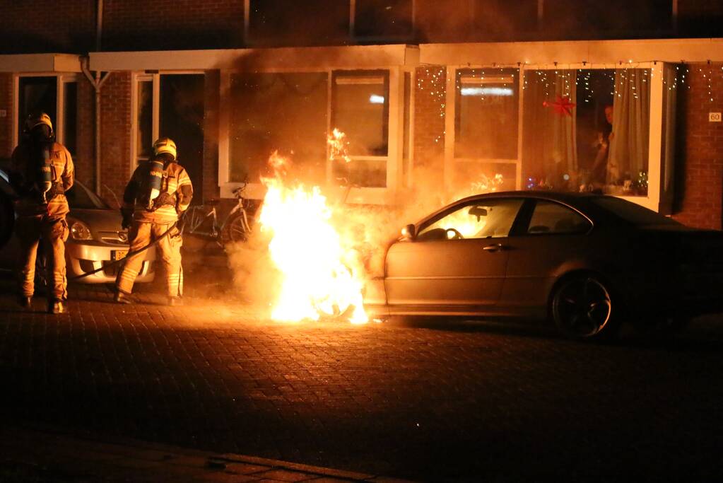 Auto vliegt in brand na harde knal