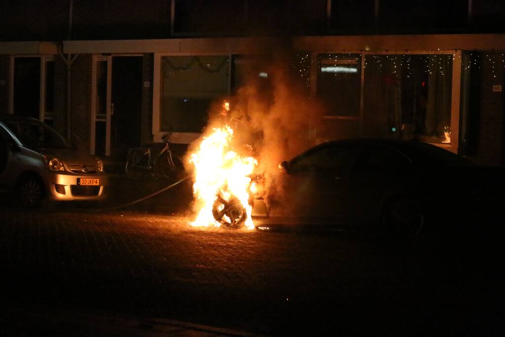 Auto vliegt in brand na harde knal