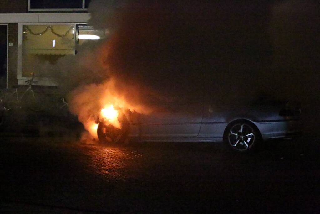 Auto vliegt in brand na harde knal