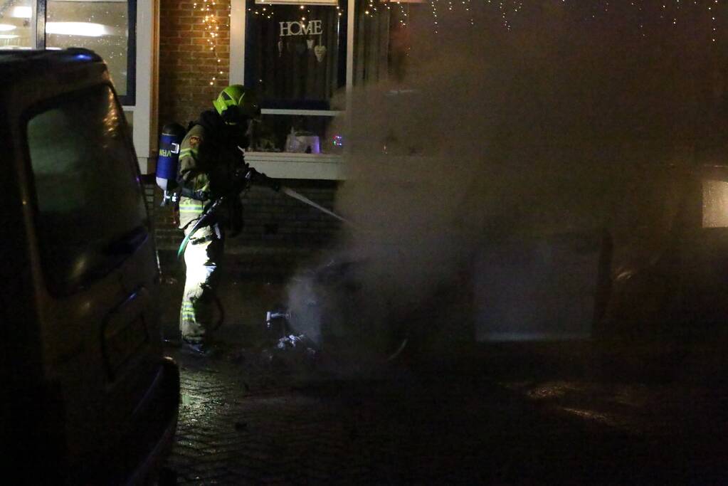 Auto vliegt in brand na harde knal