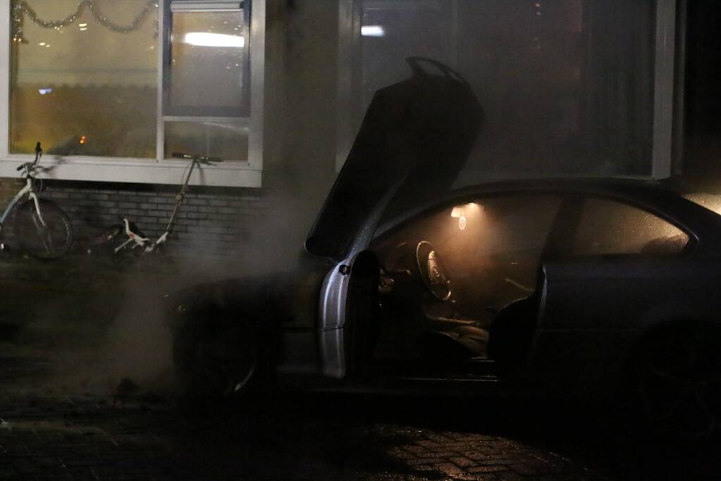 Auto vliegt in brand na harde knal