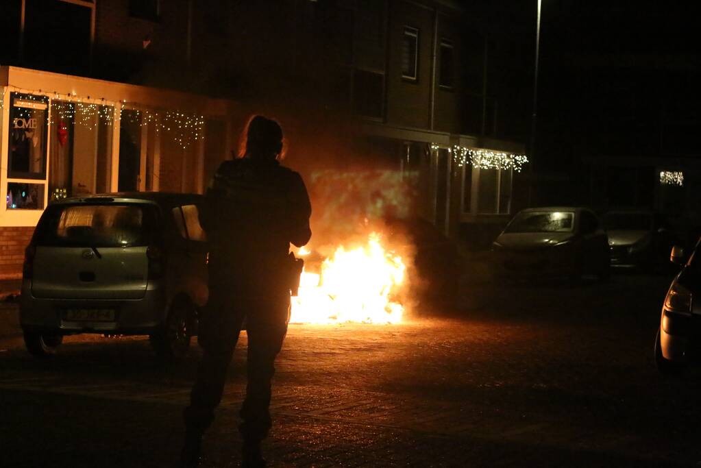 Auto vliegt in brand na harde knal