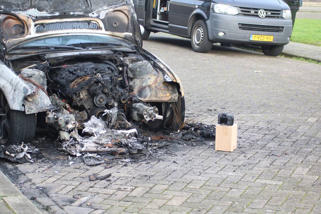 Auto vliegt in brand na harde knal