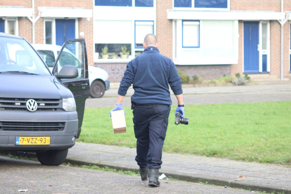 Auto vliegt in brand na harde knal