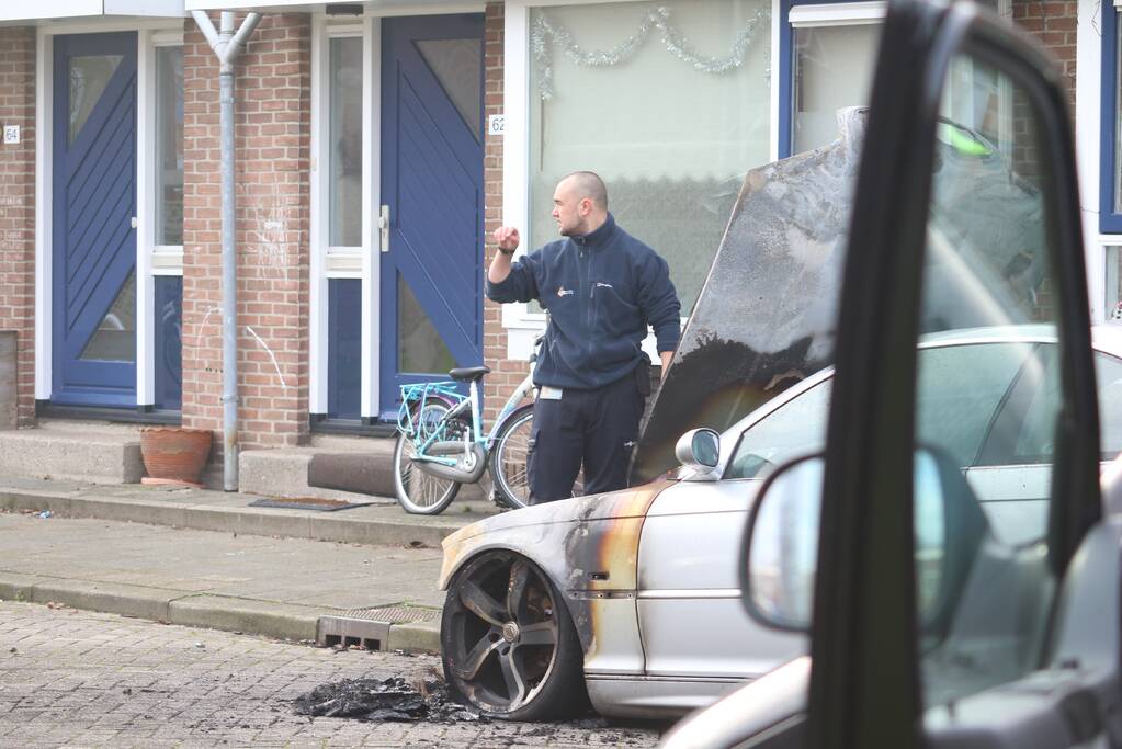 Auto vliegt in brand na harde knal