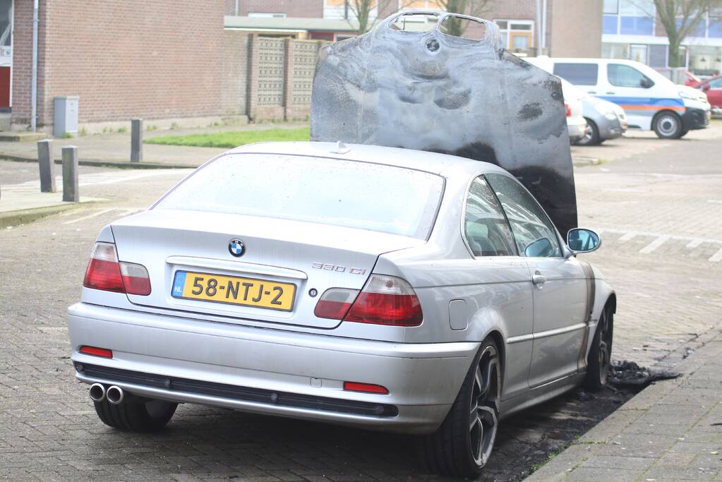 Auto vliegt in brand na harde knal