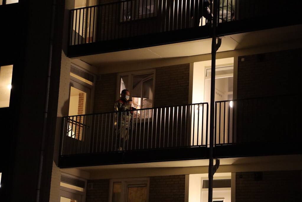 Brandweer ventileert woning na ruiken brandlucht