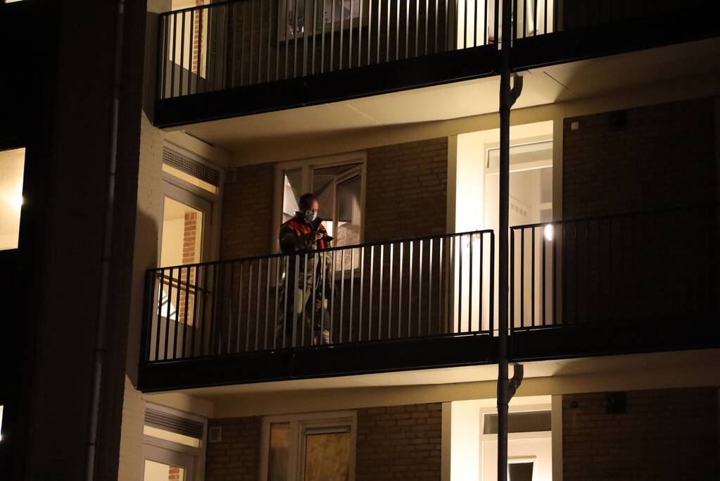 Brandweer ventileert woning na ruiken brandlucht