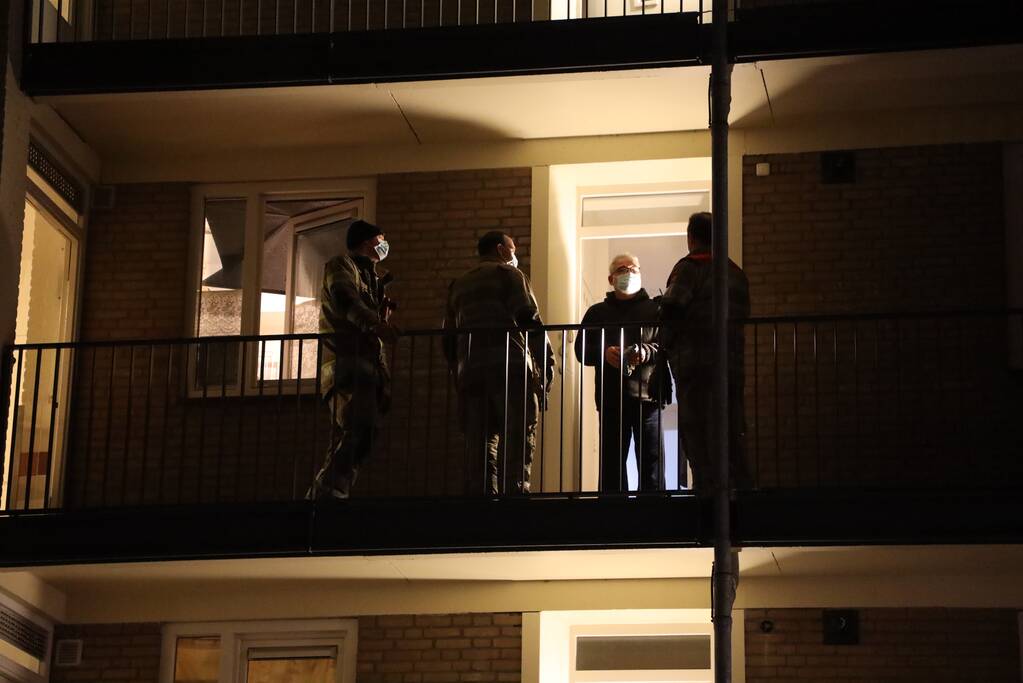 Brandweer ventileert woning na ruiken brandlucht