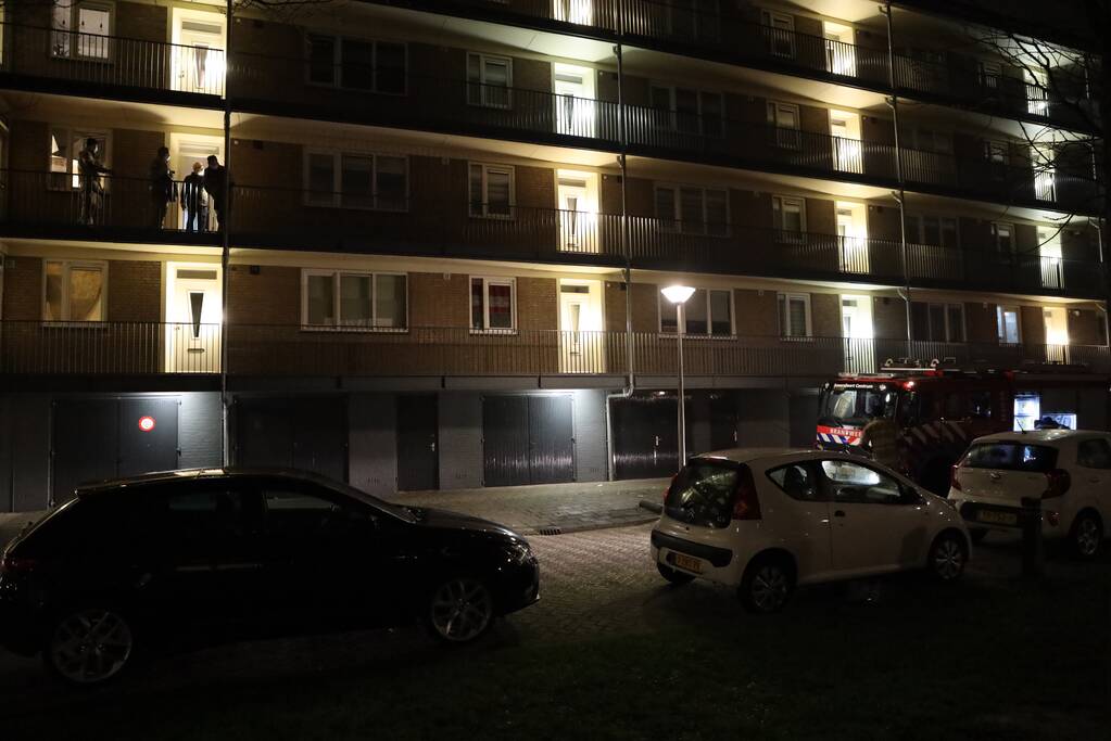 Brandweer ventileert woning na ruiken brandlucht