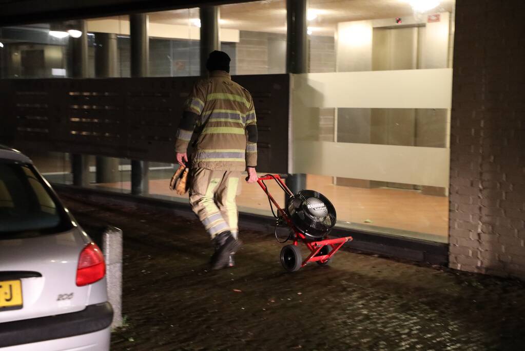 Brandweer ventileert woning na ruiken brandlucht