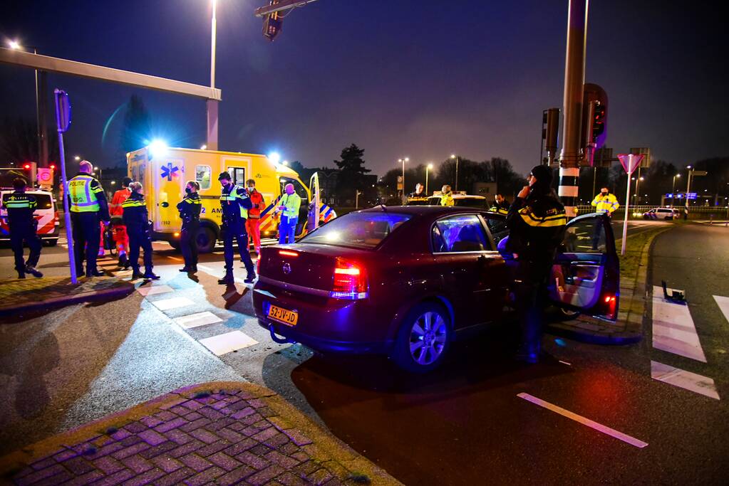 Automobilist zwaargewond bij botsing met verkeerslicht