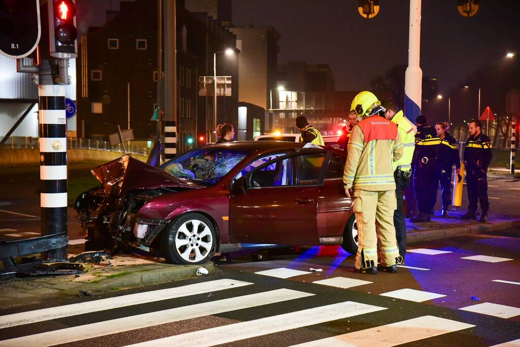 Automobilist zwaargewond bij botsing met verkeerslicht