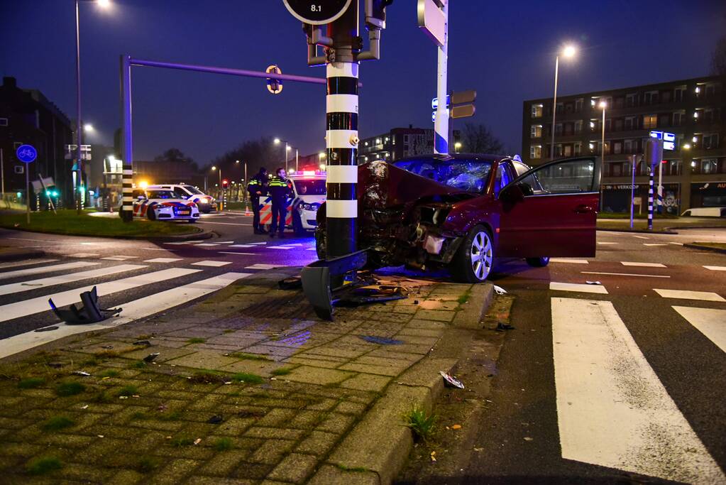 Automobilist zwaargewond bij botsing met verkeerslicht