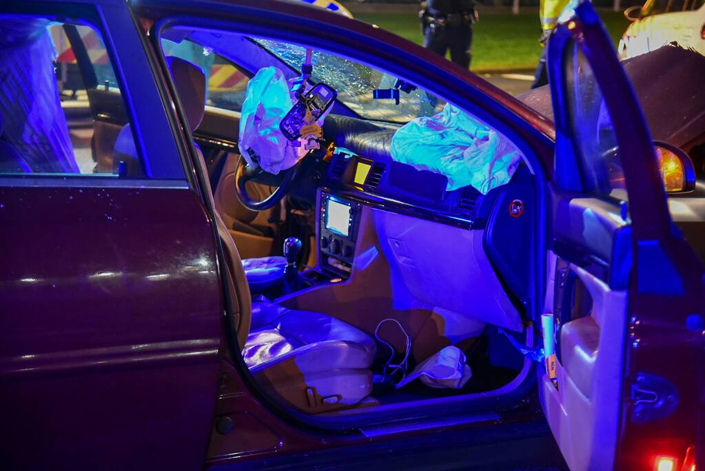 Automobilist zwaargewond bij botsing met verkeerslicht