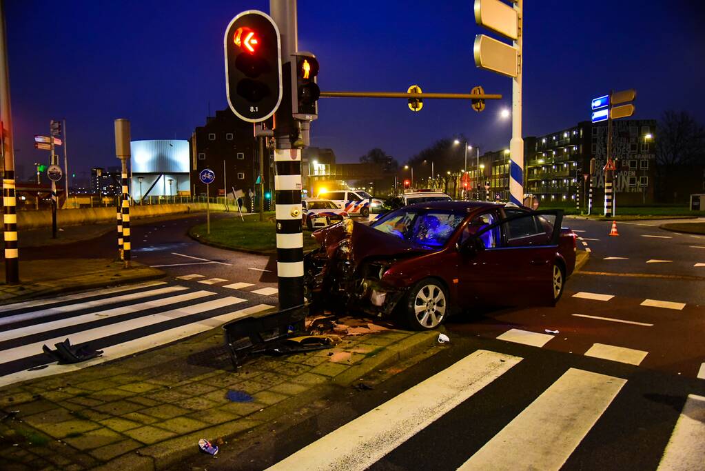 Automobilist zwaargewond bij botsing met verkeerslicht