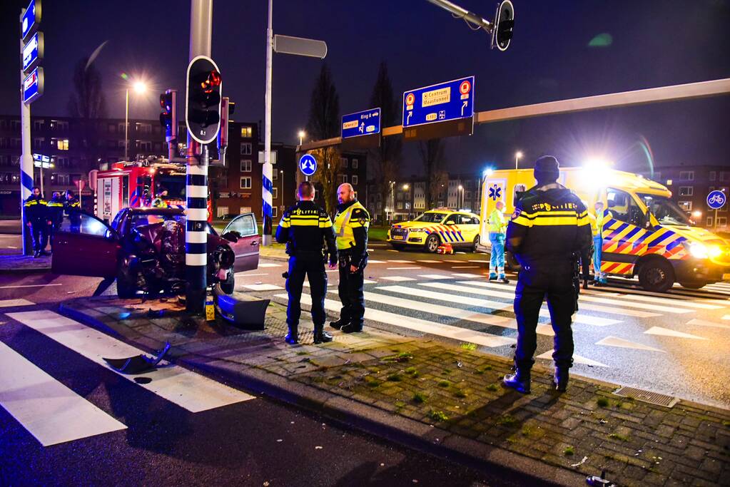 Automobilist zwaargewond bij botsing met verkeerslicht