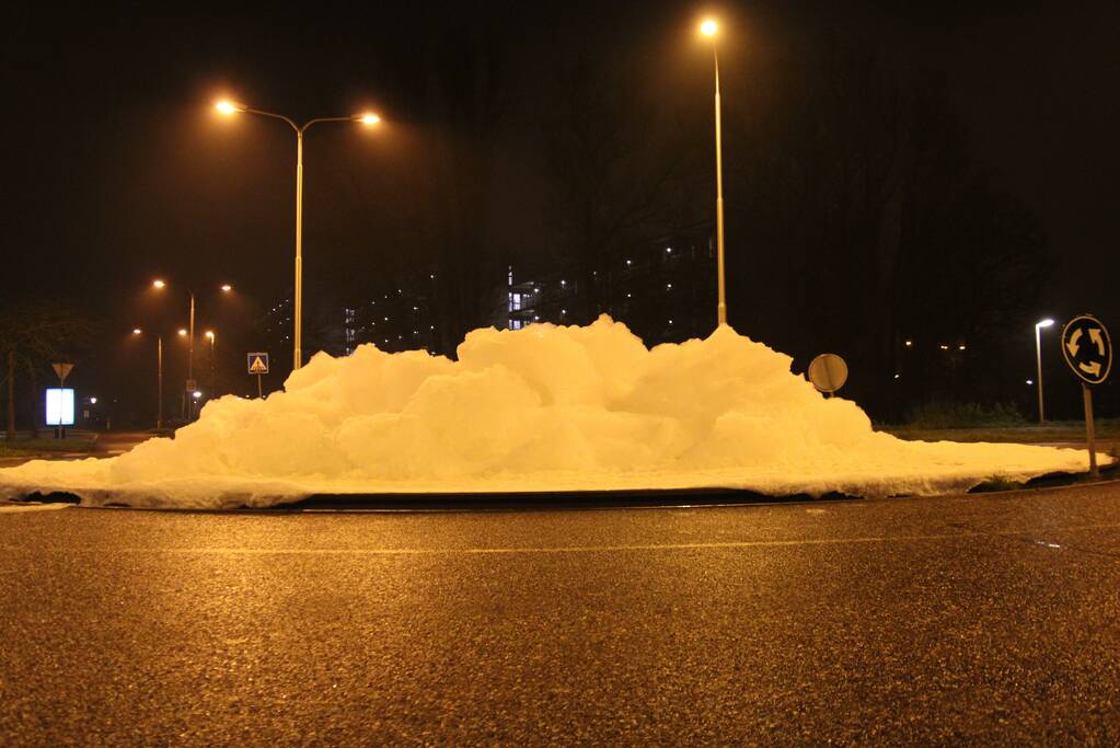 Rotonde bedolven onder schuim door flessen afwasmidde