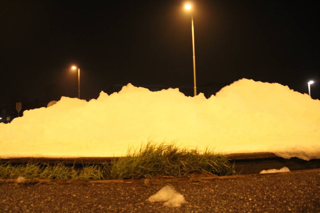 Rotonde bedolven onder schuim door flessen afwasmidde