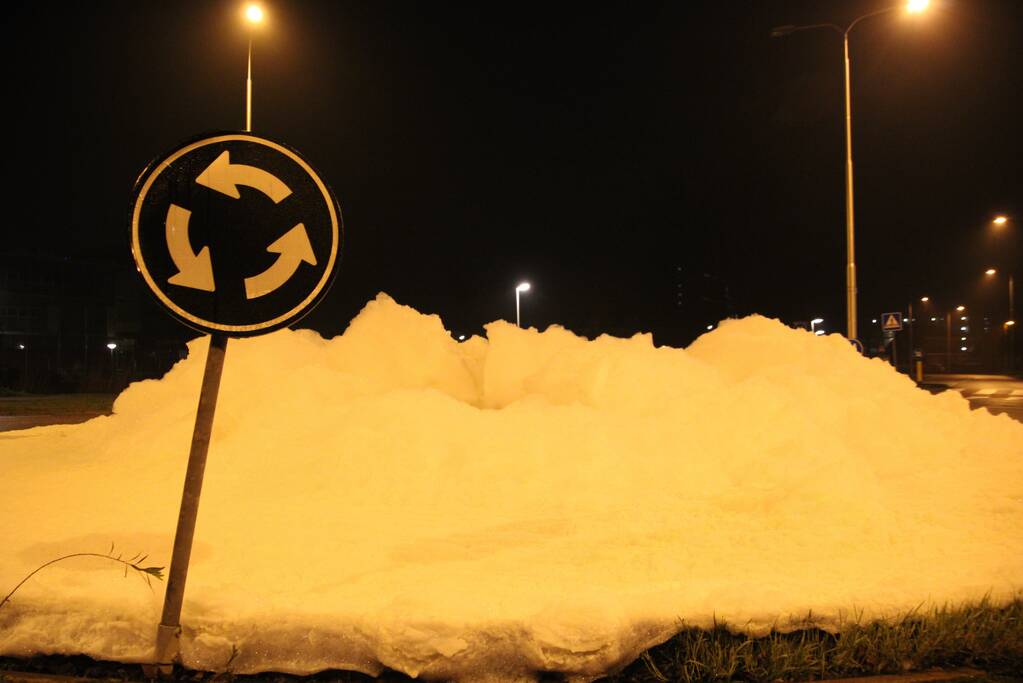 Rotonde bedolven onder schuim door flessen afwasmidde