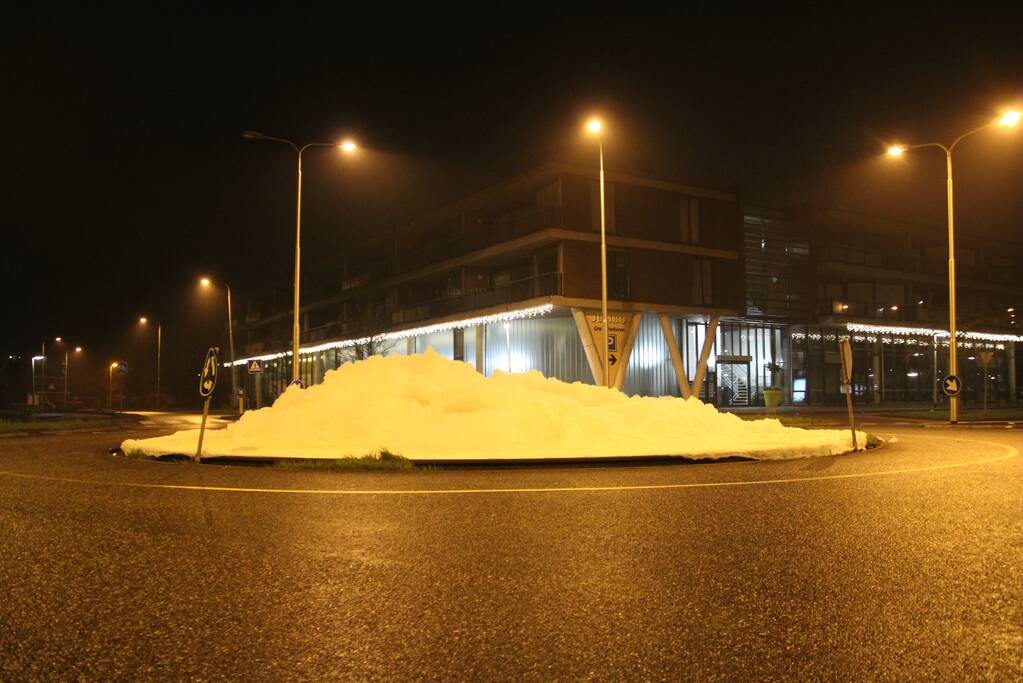 Rotonde bedolven onder schuim door flessen afwasmidde