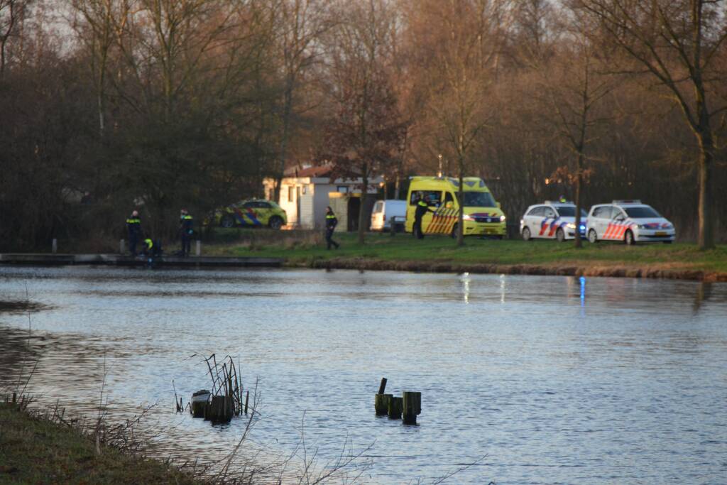 Visser ernstig gewond na val in water