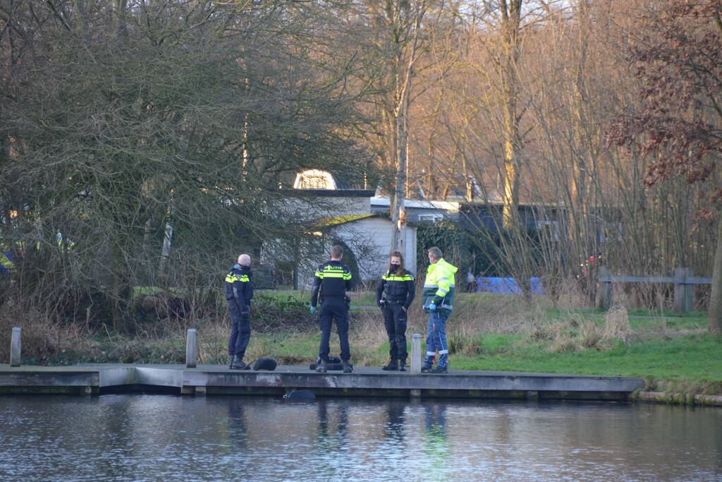 Visser ernstig gewond na val in water