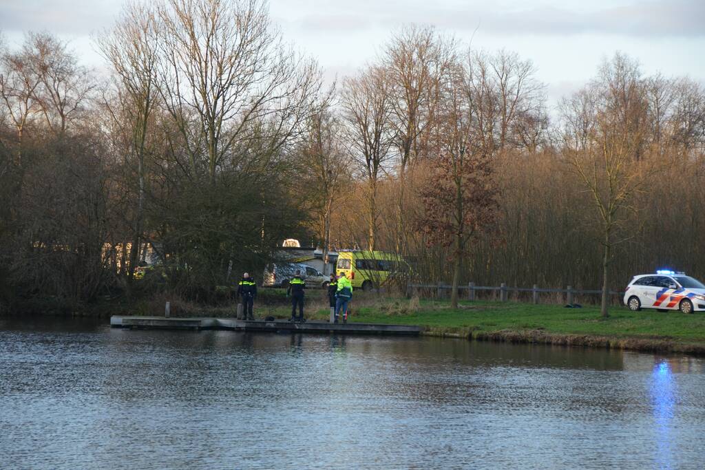 Visser ernstig gewond na val in water