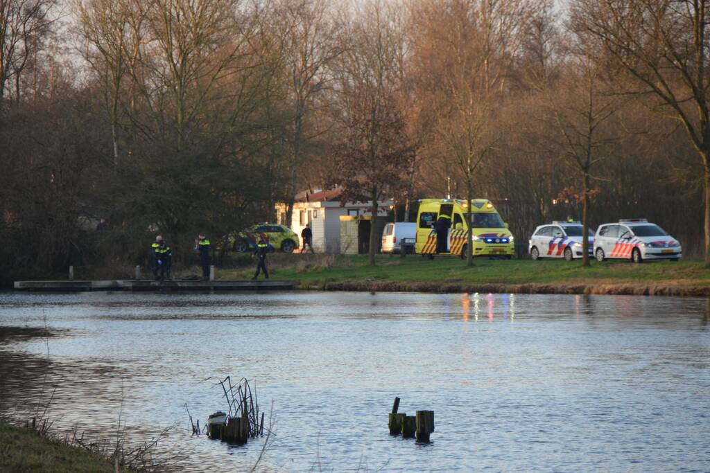 Visser ernstig gewond na val in water