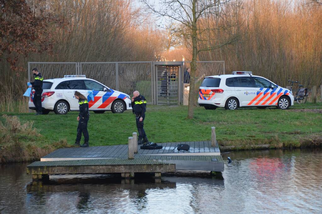 Visser ernstig gewond na val in water