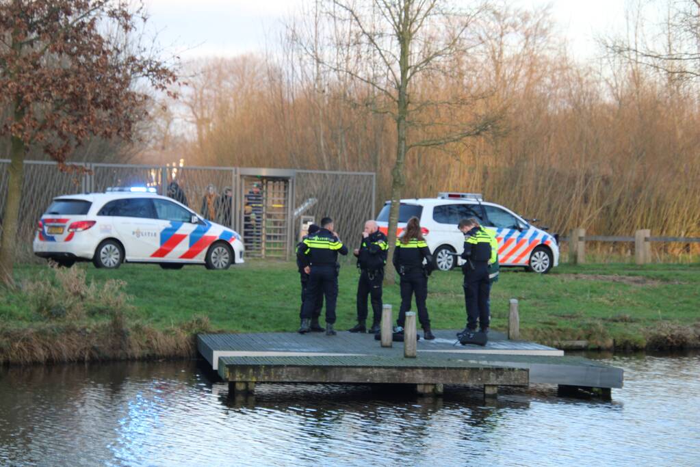 Visser ernstig gewond na val in water