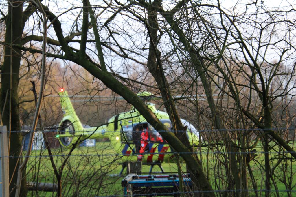 Visser ernstig gewond na val in water