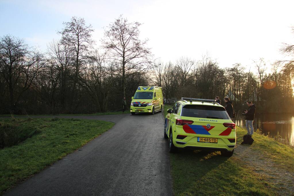 Visser ernstig gewond na val in water