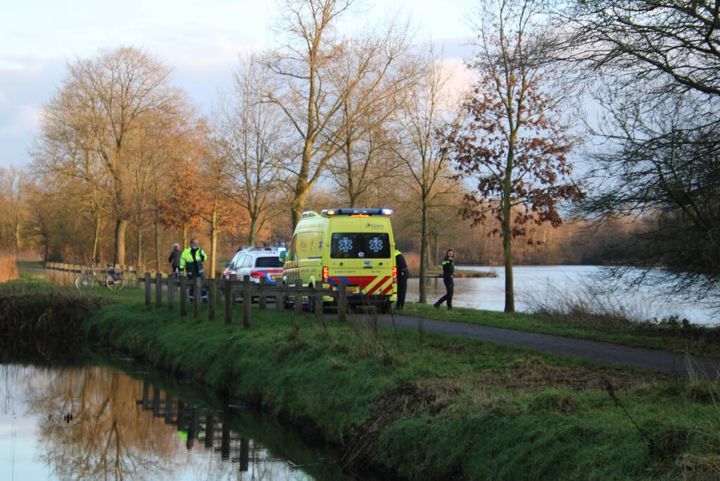 Visser ernstig gewond na val in water