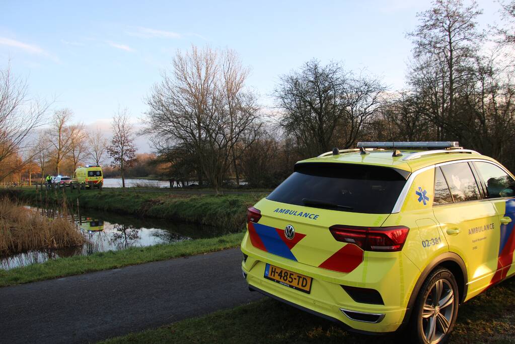 Visser ernstig gewond na val in water